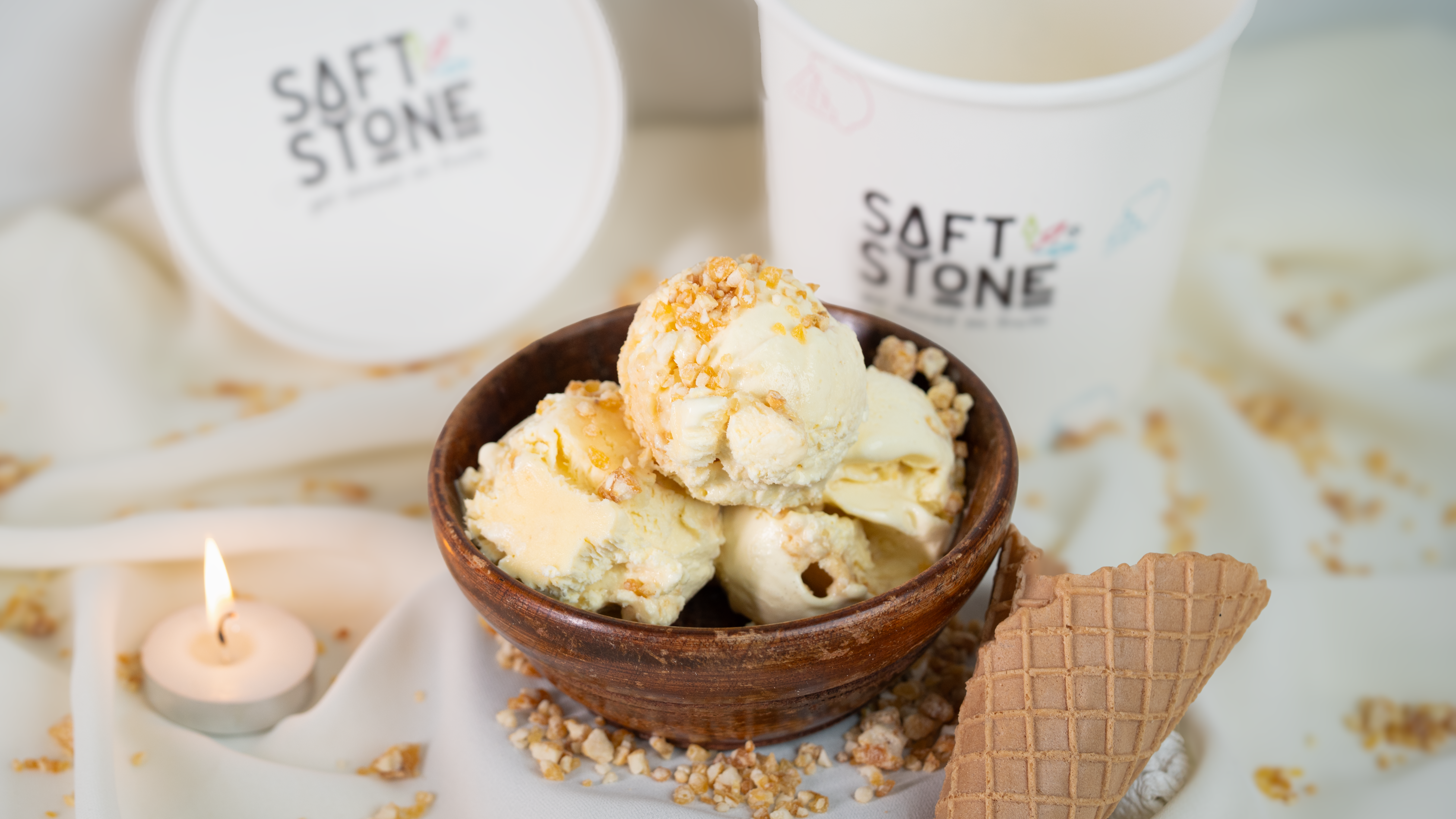 Butterscotch ice cream with praline in a wooden bowl